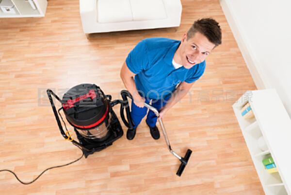 清洁工用吸尘器清洁地板